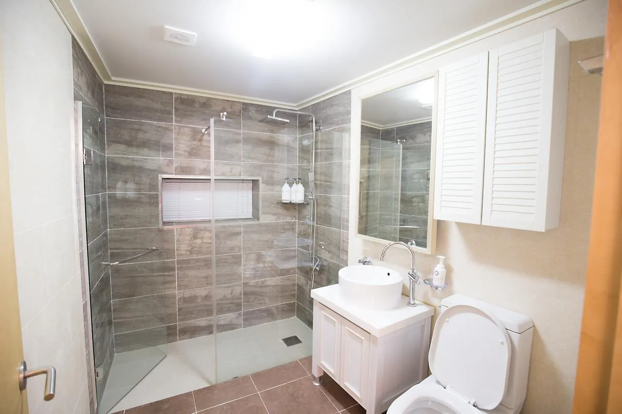 Апартаменты Отель House Sarah In Myeongdong 3 Сеул Южная Корея